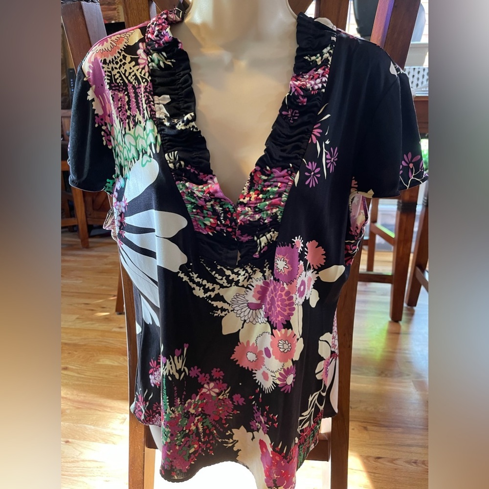 Elie Tahari Women's Large 100% Silk Floral Blouse Black V Neck Ruffle